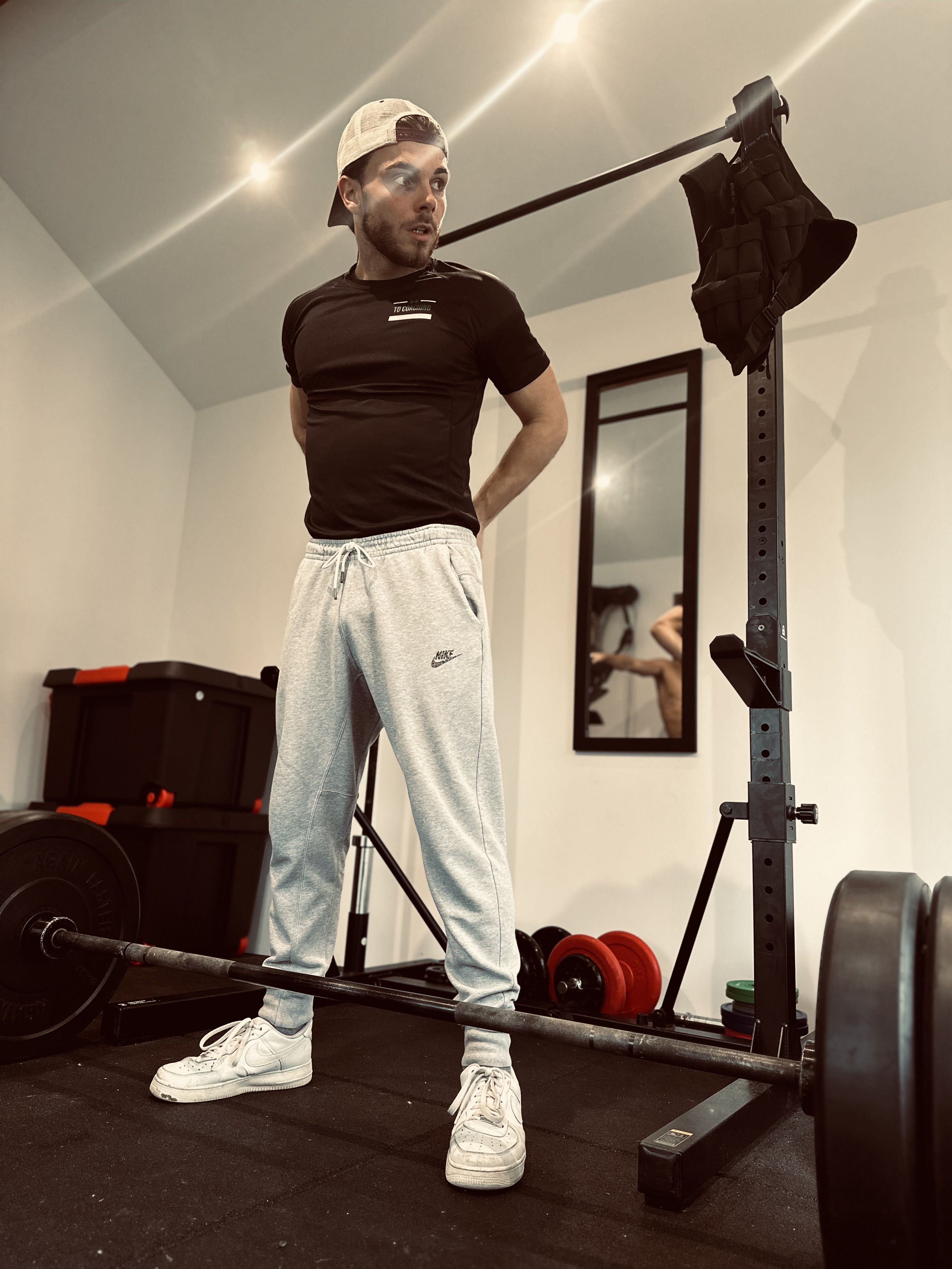 Coach adaptant un exercice au niveau et au profil du participant