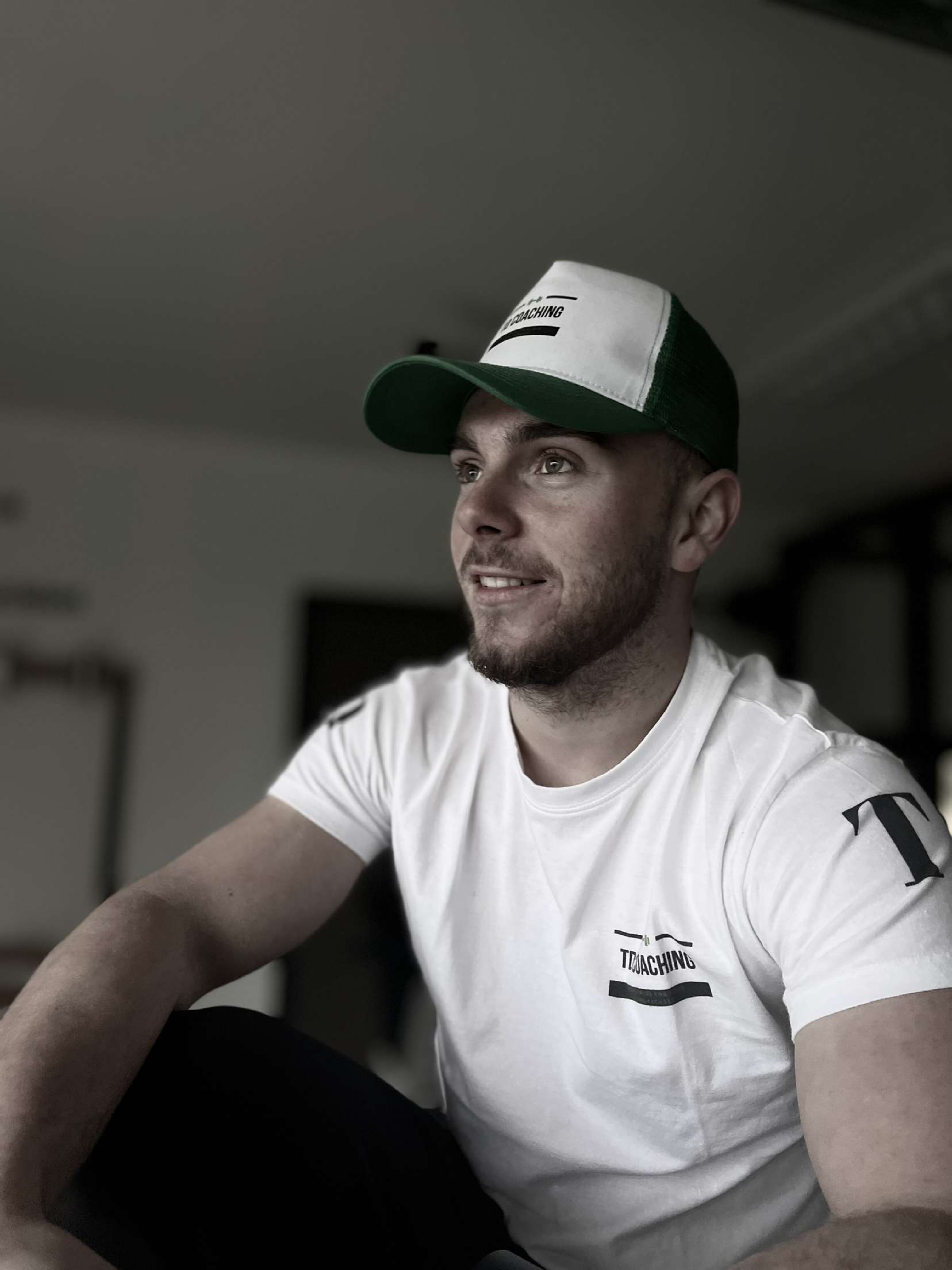 Tom Delassus, coach sportif à Montauban, bras croisés en tenue de sport